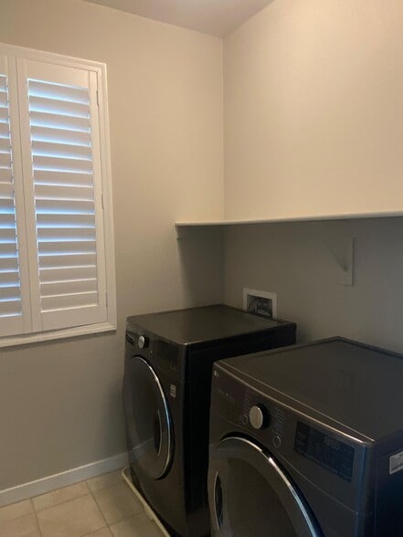 laundry - 1326 N Zane Dr