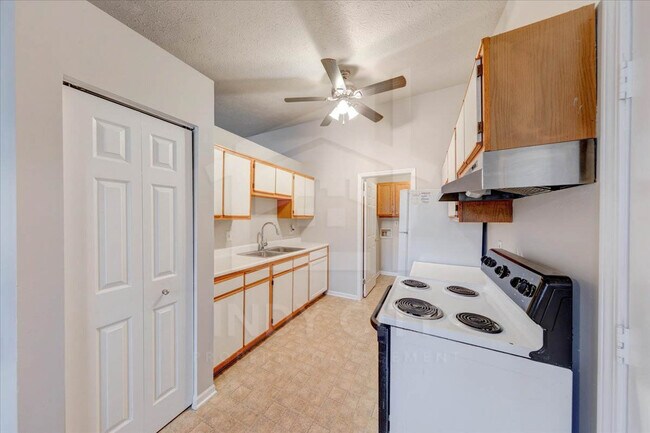 Building Photo - 542 Woods Crossing Dr