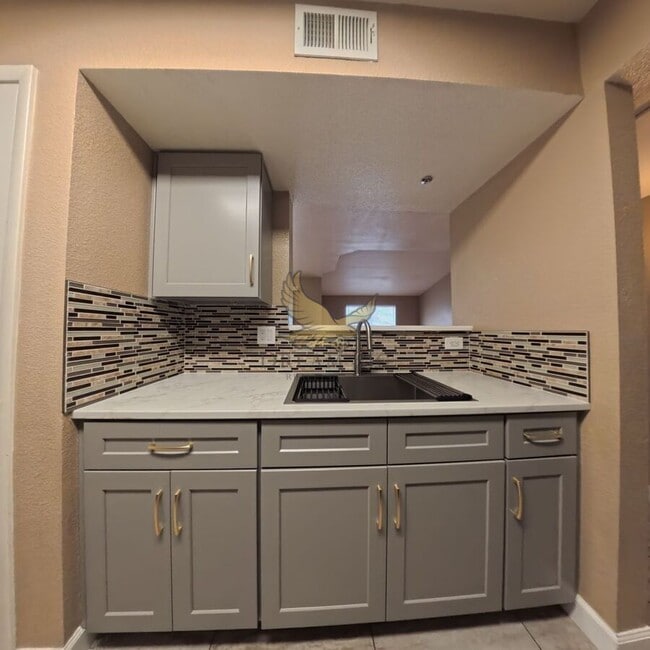 Building Photo - 8101 W Flamingo Rd