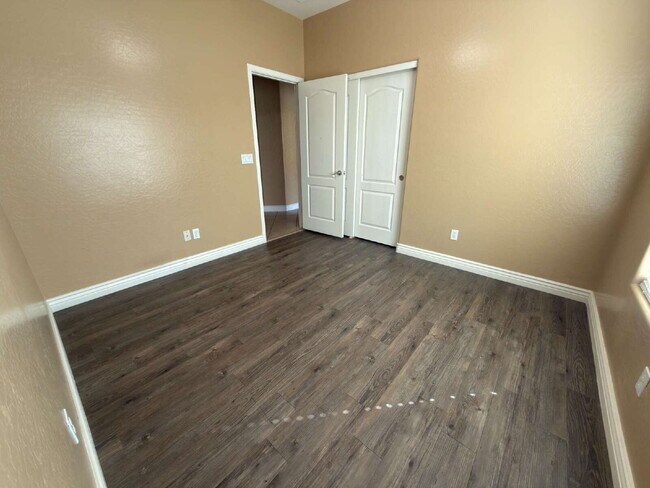Building Photo - "Charming 3-Bedroom Oasis with 2 Baths and 1,711 Sq Ft of Comfort in Phoenix!"