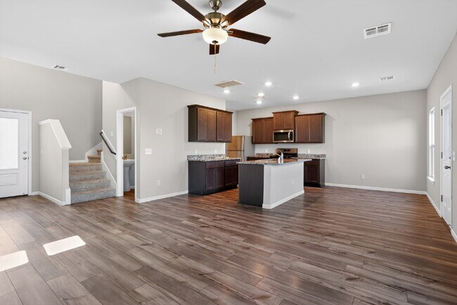 Building Photo - Spacious 4BR/2.5BA Home in El Reno — 2,213 Sq Ft, Move-In Ready