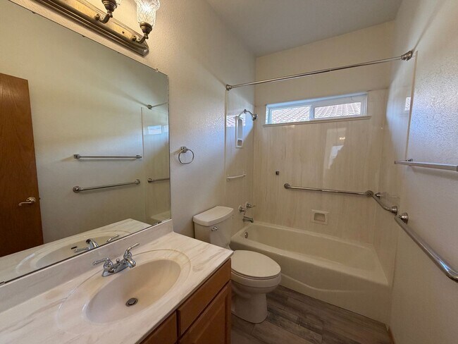 Building Photo - Roomy 3 Bedroom 2 Bathroom Home In Quintessence!