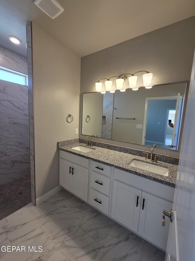 Building Photo - 3032 San Jenaro Dr