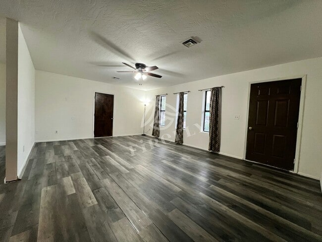 Building Photo - 410 S El Cajon Cir