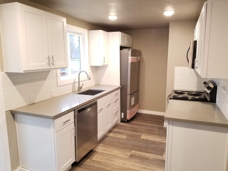 Building Photo - 2413 S 121 Pl