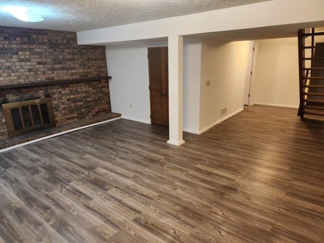 Building Photo - 944 Ravine Dr