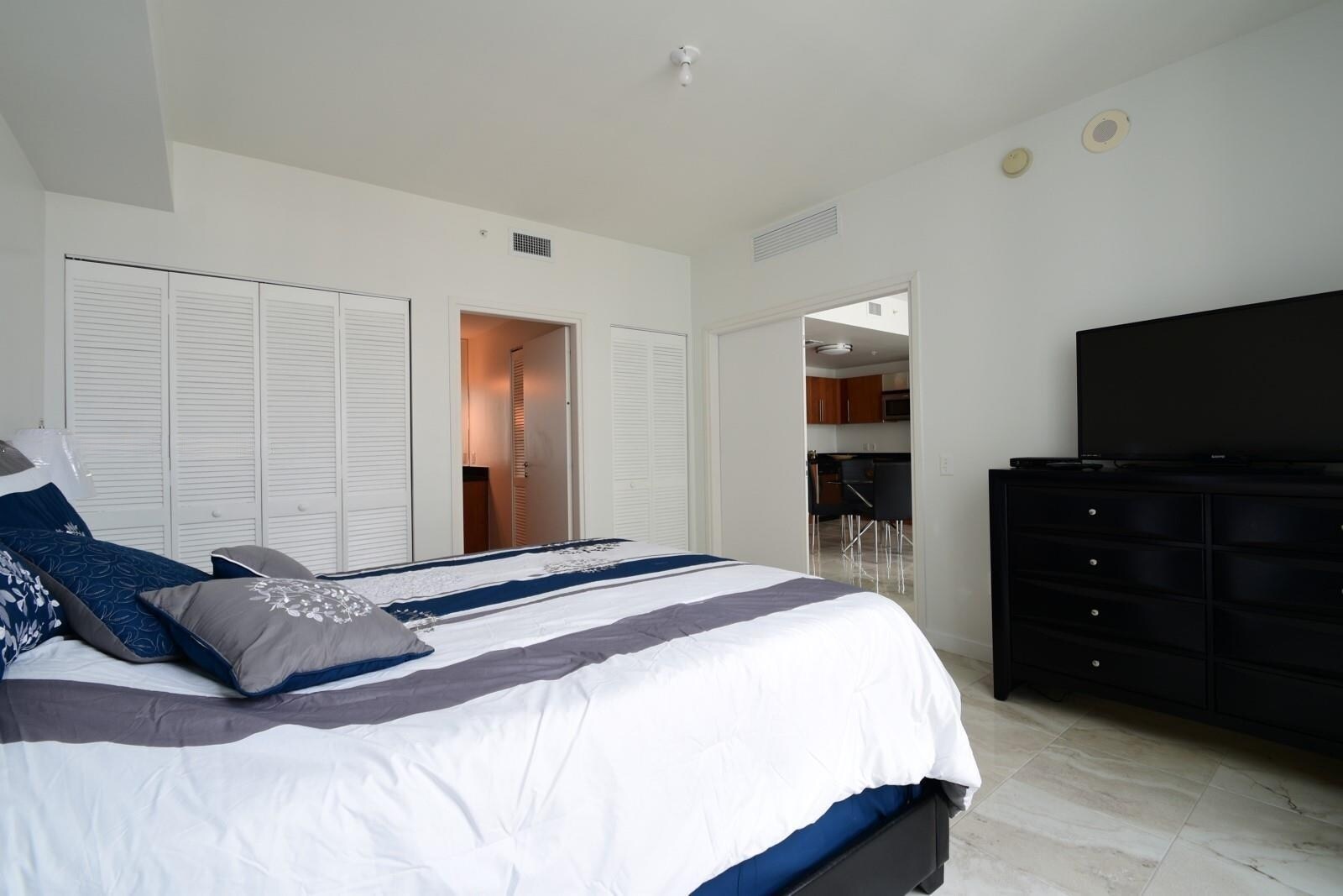 Building Photo - 300 Biscayne Boulevard Way