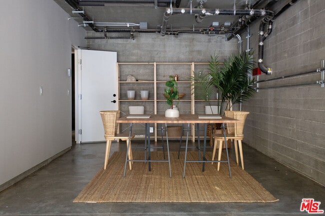 Building Photo - 8870 Wonderland Ave