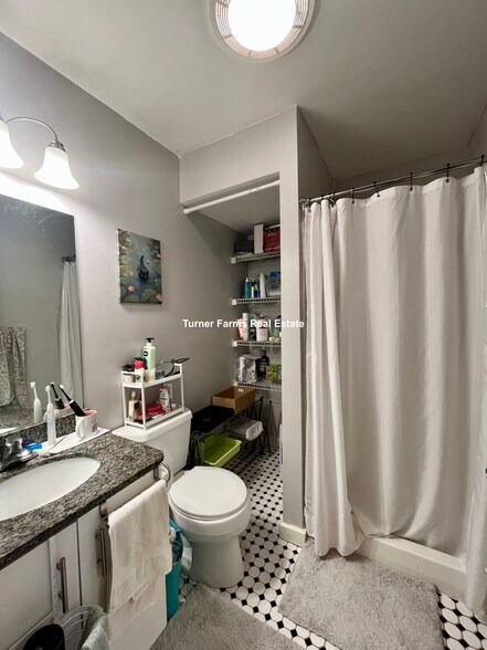 Building Photo - 461 Park Dr