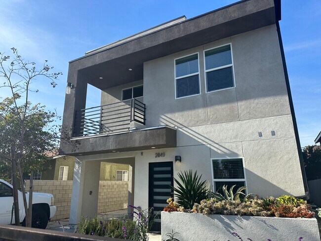 Front View - 2849 S West View St