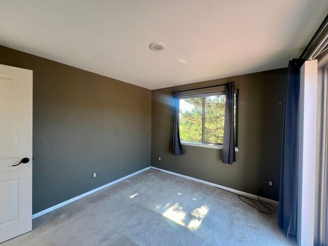 Building Photo - 5 Bedroom in Gated Birch Bay Community!