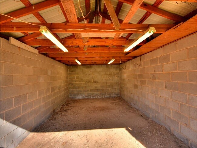Building Photo - 2710 Willow St
