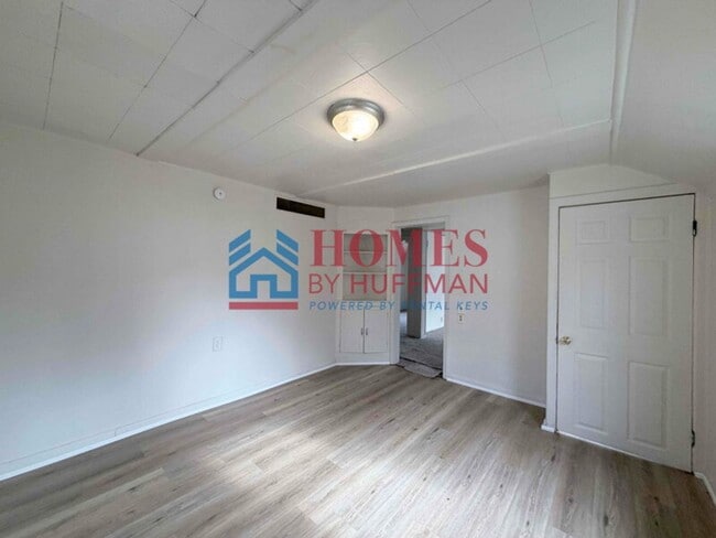 Building Photo - Two Bedroom House | Large Lot | Detached Garage
