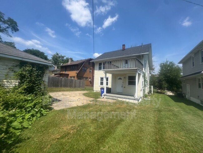 Building Photo - 144 W Parkwood Dr