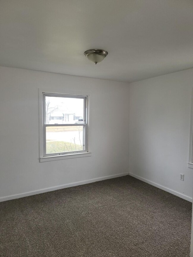 Building Photo - 3 Bedroom Ranch - $1,350