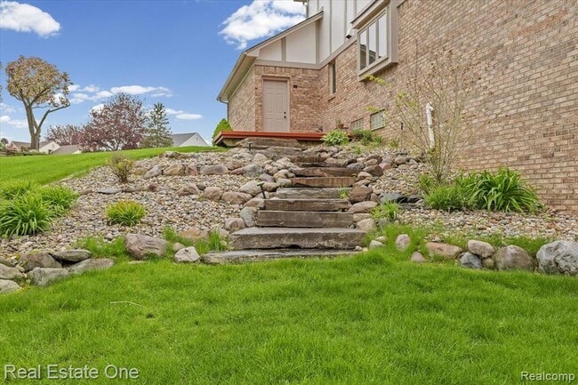 Building Photo - 720 Essex Dr