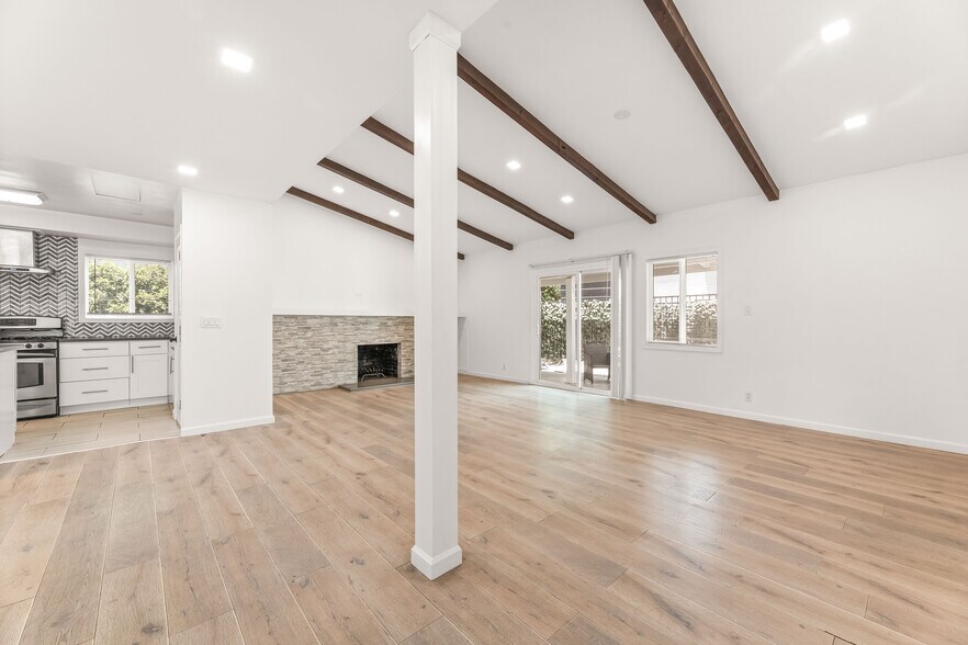 Building Photo - 5700 Vanalden Ave