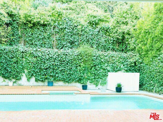 Building Photo - 4031 Hollyline Ave