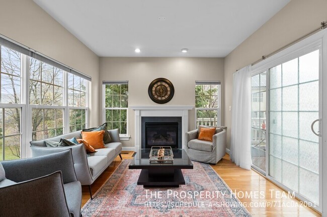 Building Photo - Gorgeous bright open end unit townhouse in...