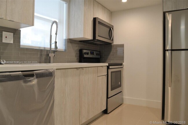Building Photo - 9375 Fontainebleau Blvd