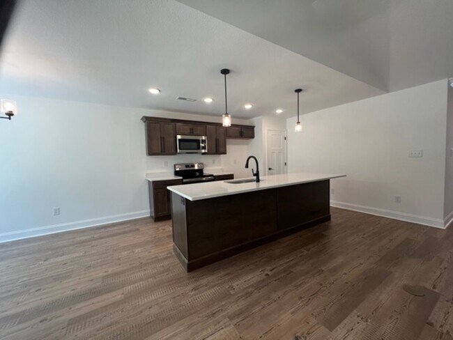 Building Photo - MOVE IN READY