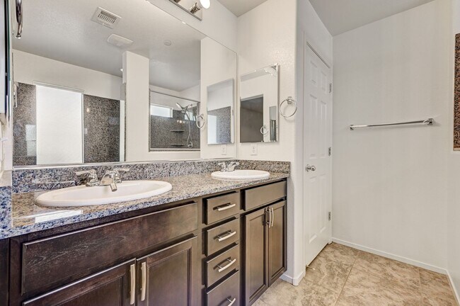 Building Photo - Exquisite Townhome - Life of luxury