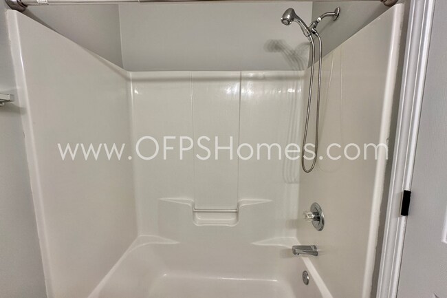 Building Photo - AVAILABLE NOW - Fort Walton Beach townhome!