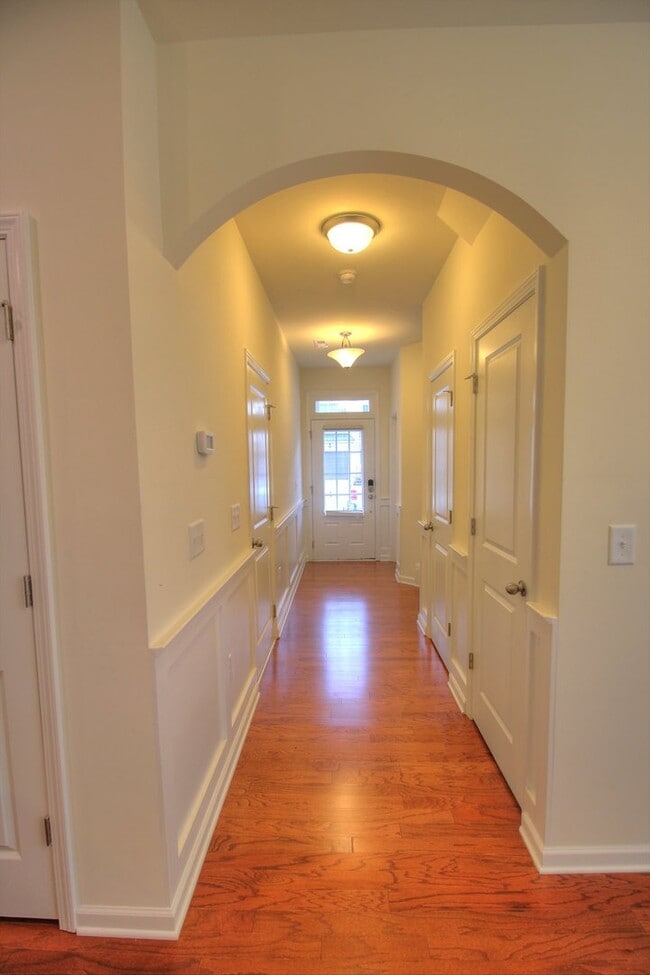 Building Photo - Gorgeous 3 Bedroom/ 2.5 Townhome with Garage!