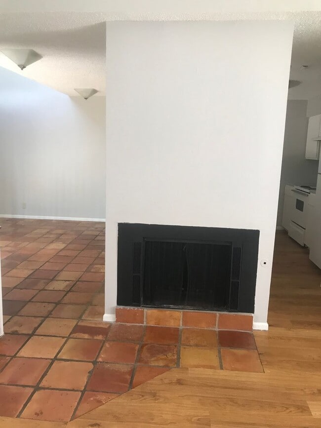 Building Photo - 2 bedroom Duplex