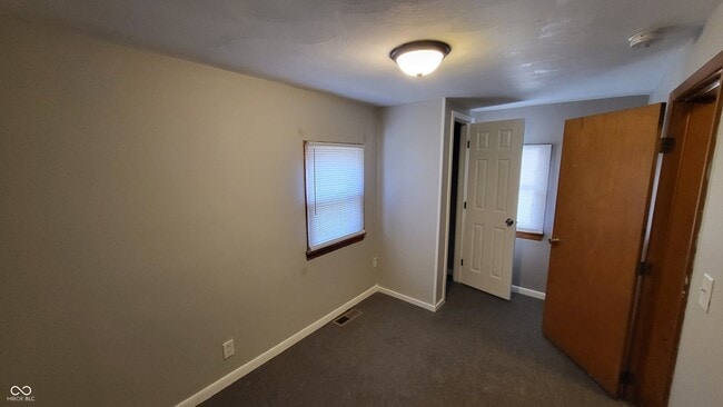 Building Photo - 330 W 6th St