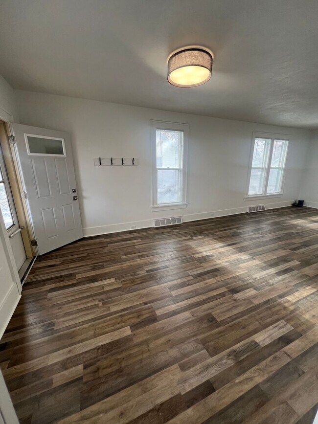 Building Photo - Charming Main Floor Apartment – 2 Bed, 1 B...
