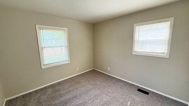 Building Photo - EAST - RECENTLY UPDATED 4 BEDROOM / 2 BATH HOME AVAILABLE NOW!