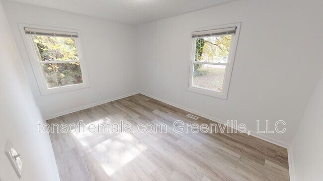 Building Photo - 233 Camelia Circle