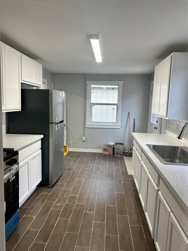 Building Photo - 912 W Cleveland St