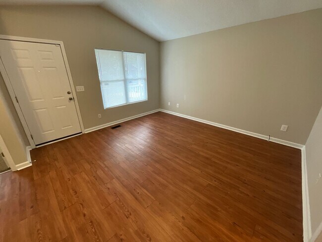 Building Photo - Now Available! Cute 4 Bed, 2 Bath Bungalow in Glenwood! Great Central GSO location