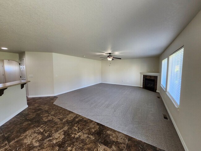 Building Photo - $700 Move-in Special! Beautiful South Richland 3 bed, 2.5 ba + Bonus Room