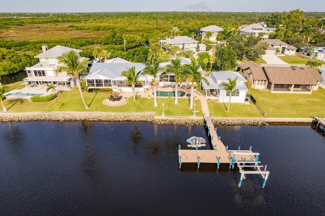 Building Photo - Boat lovers dream home!! River, boat lift,...