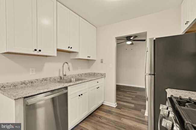 Building Photo - 882 College Pkwy