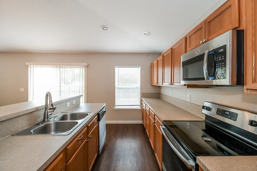 Building Photo - 2267 Brian Lakes Dr E