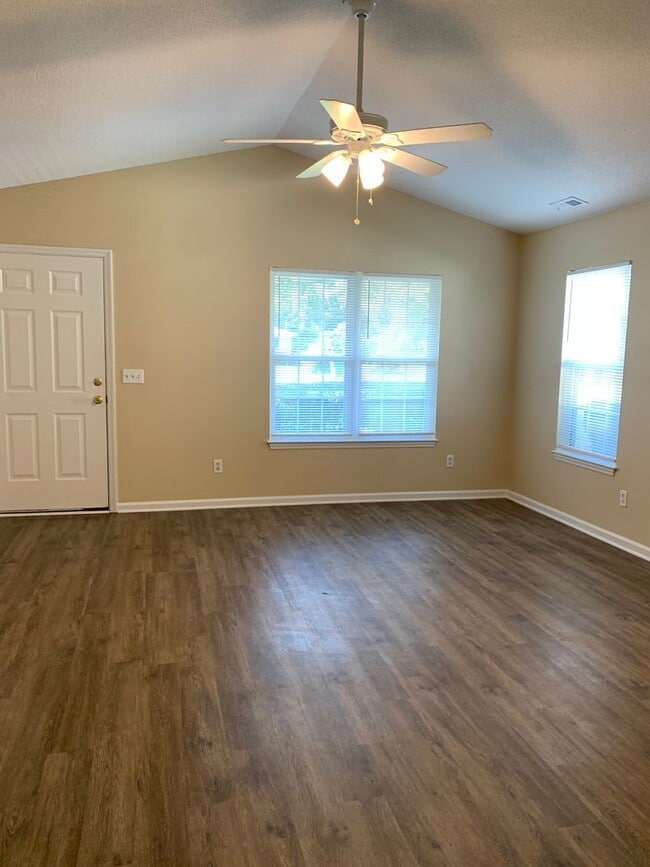 Building Photo - 3 Bedroom 2 Bath One Story House on Charter Drive