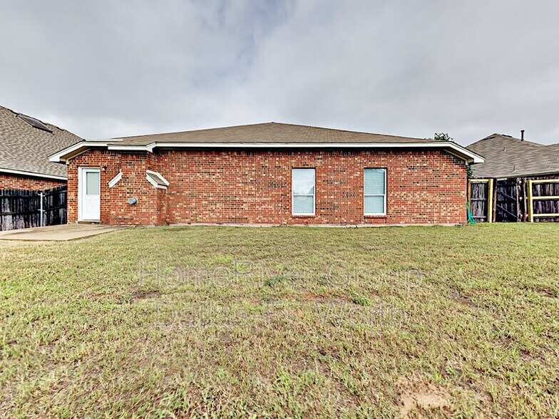 Building Photo - 2024 El Camino Dr