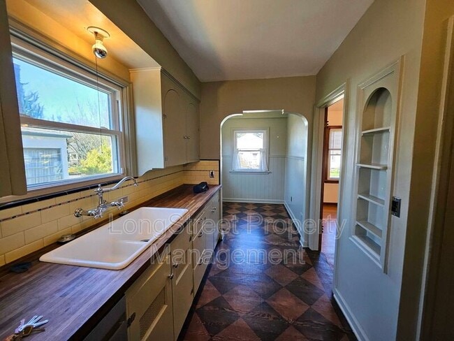 Building Photo - 224 N Russet St