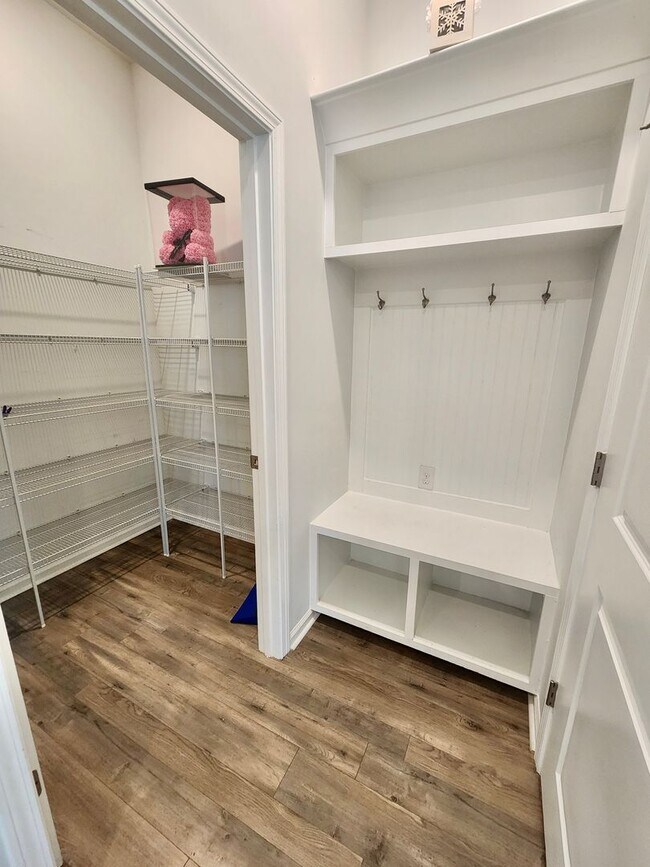 Building Photo - Well maintained end unit townhome in Grand...