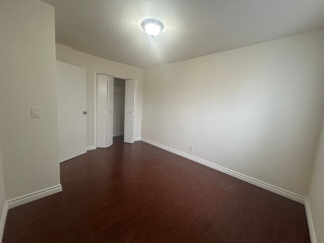 Building Photo - Spacious 2bed 1.5bath Apartment for Rent in Huntington Beach