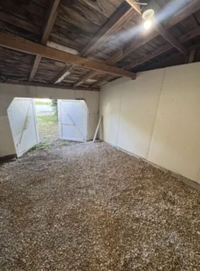 Building Photo - 3 bedroom/1 bath house for rent