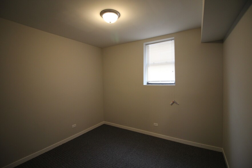 Building Photo - 3108 W Sunnyside Ave