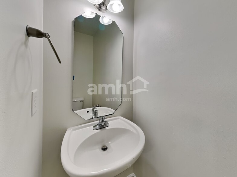 Building Photo - 1302 River Rock Dr