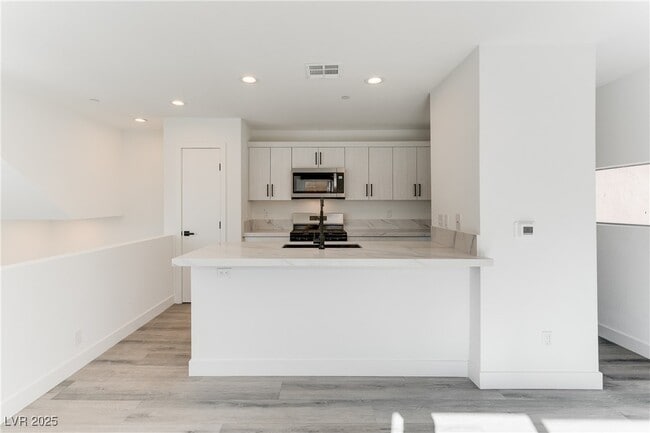 Building Photo - 254 Tower St