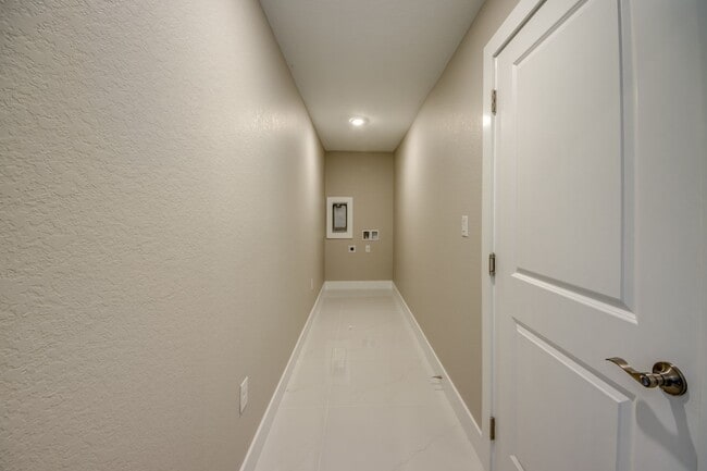 Building Photo - 3433 NE 11th Pl