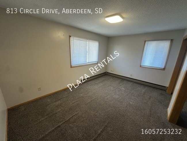 Building Photo - 905 N Main St